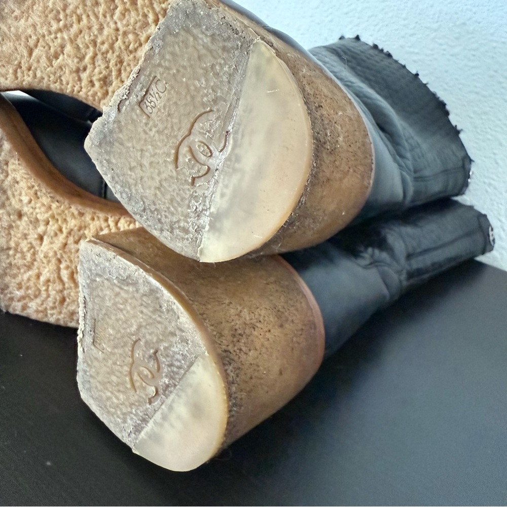 Chanel CC Logo Shearling Black Leather Boots - Picture 10 of 15